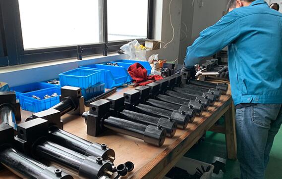 如何正确操作切管机以确保工人安全？